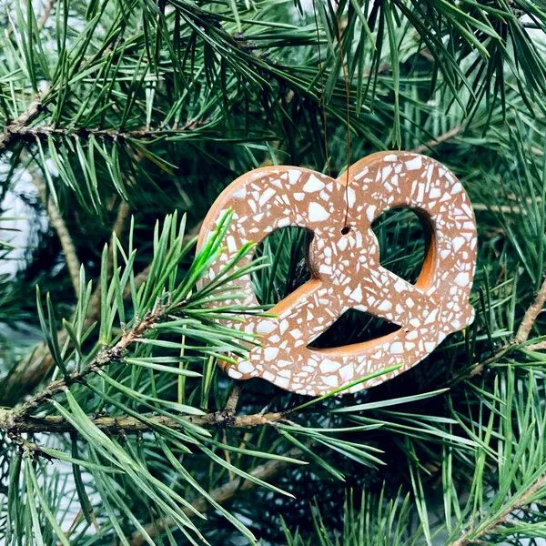 Objet Vague Objet Vague Weihnachtsschmuck | Weihnachtsnhänger | Terrazzo Brezel – Produktbild 1 von 2