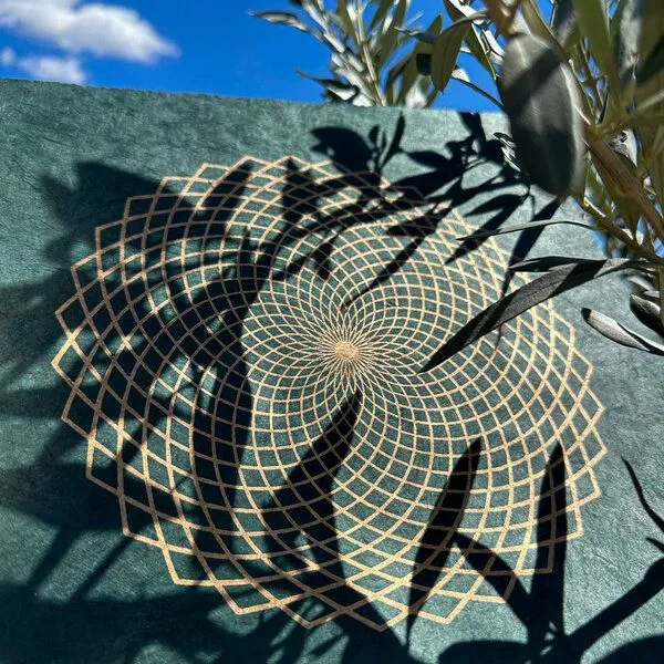 Veskor Cassiopeia Veskor Cassiopeia LOTUS DES LEBENS Heilige Geometrie Linoldruck | 27,5 x 27,5 cm | Gold auf Smaragdgrün – Produktbild 2 von 4