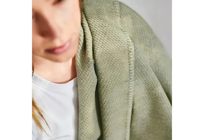 IBENA Wohndecke Charlotte mit GOTS, IBENA, mit gewebter Struktur, Grün, – Produktbild 1 von 5