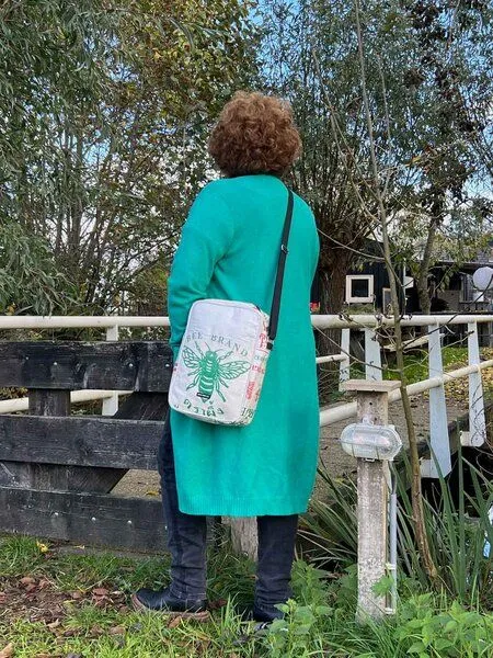 MoreThanHip MoreThanHip Unisex Umhängetasche aus recycelten Zement- oder Tierfuttersäcken - Kosal, Weiß/grün - biene, – Produktbild 2 von 4