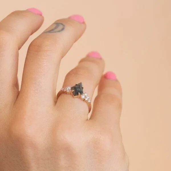 Eppi Eppi Goldener Ring mit einem Salt and Pepper Diamanten in Kite-Form Bret, Rosa, – Produktbild 3 von 4
