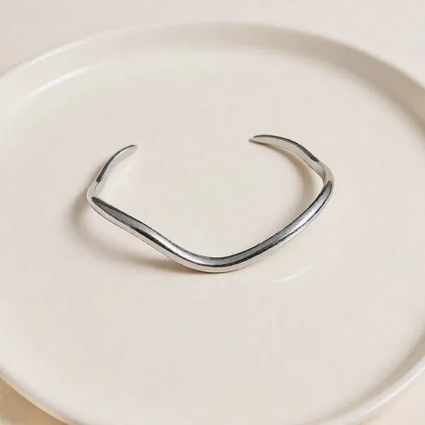 ELEKTROPULLI ELEKTROPULLI IRREGULAR WAVE Armreif ca. 60 x 4,5 mm, verstellbar, Silber, – Produktbild 1 von 2