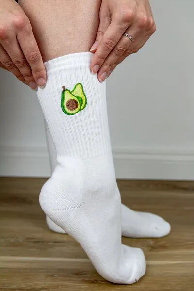 sticknic sticknic Socken mit Avocado Motiv gestickt - Minimalistische Stickerei - Tennissocken - Kuschelsocken - Geschenk, Weiss, – Produktbild 1 von 3