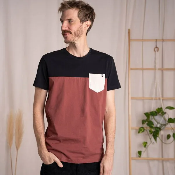 Vresh Clothing Vresh Clothing Verdy - Classic Fit Colourblock T-Shirt mit Brusttasche aus Biobaumwolle, Mahagoni/schwarz, – Produktbild 3 von 4