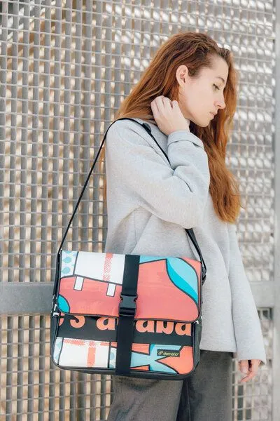 DEMANO DEMANO Messenger Umhängetasche aus Recycelten Bannern Borne, Weiss, – Produktbild 4 von 4