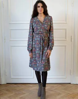 Aatise Aatise Wickelkleid Zuras lange Ärmel mit Blumendruck auf marine, 100% EcoVero – Produktbild 1 von 1