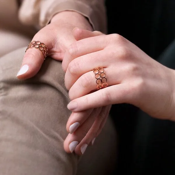 ALEXASCHA ALEXASCHA Mutter Tochter Ringset | 2 minimalistische Edelstahlringe | Ideal als Geschenk für Mutter, Tochter & Schwester, Roségold, – Produktbild 3 von 3