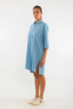 RAVENS VIEW IBIZA RAVENS VIEW IBIZA Damen vegan Hemdkleid Isla Faded Denim Blau – Produktbild 1 von 1