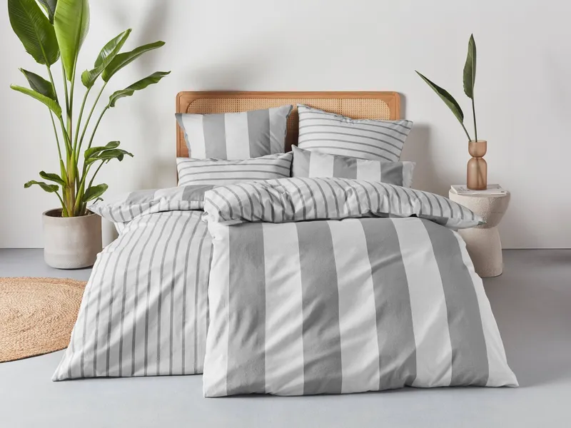 OTTO home Wendebettwäsche Sari in verschiedenen Qualitäten, Flanell, 2 teilig, ab Gr. 135x200 cm, Wendedesign, moderne Bettwäsche mit Streifen, Grau, – Produktbild 1 von 6