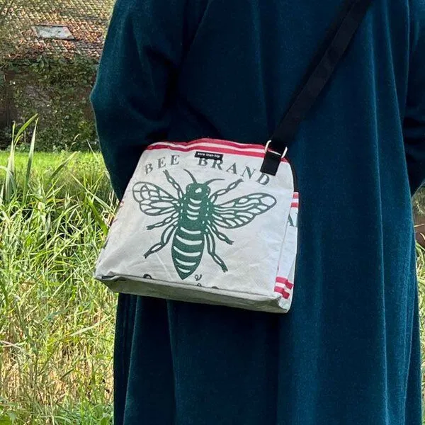 MoreThanHip MoreThanHip Schultertasche aus Zement- oder Tierfuttersäcken - Stylische Damentasche mit Charakter - Amara, Weiß/grün - biene, – Produktbild 3 von 4