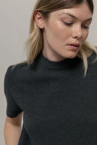 Rifò - Circular Fashion Made in Italy Rifò - Circular Fashion Made in Italy Carlotta Kurzarm-Pulllover aus recykelter und Bio-Baumwolle, Anthrazit, – Produktbild 2 von 2