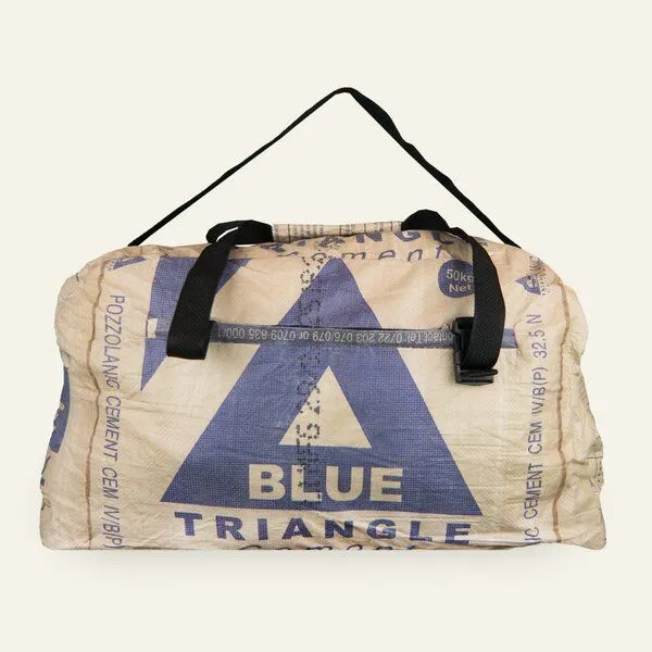 Nyuzi Blackwhite Nyuzi Blackwhite Upcycling Weekender | Sporttasche mit Rucksackfunktion recycelt aus Zementsäcken, Blau traingle cement, – Produktbild 3 von 4
