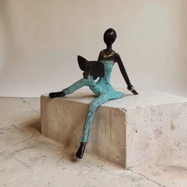 Moogoo Creative Africa Moogoo Creative Africa Bronze-Skulptur "Lesende Grazie" | Unikate | verschiedene Farben, Türkis, – Produktbild 1 von 2