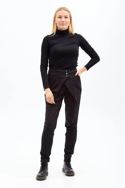 KOKOworld KOKOworld Nachhaltige Hose Button 2.0 aus Bio-Baumwolle – mit Taschen & dekorativen Knöpfen – Fair Fashion aus Europa – bequem & modern, Black (schwarz), – Produktbild 2 von 4