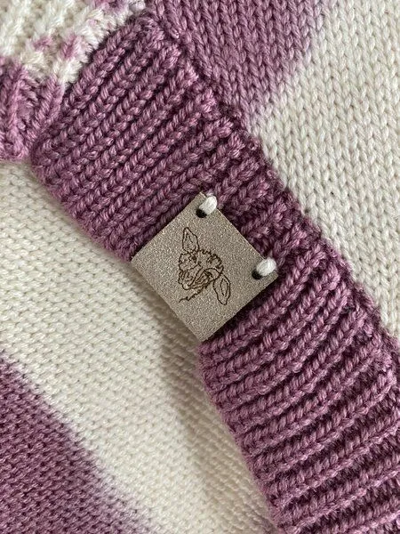 Wooliie Wooliie Rose Vibe Hundepullover aus 100 % Merinowolle – Produktbild 3 von 3