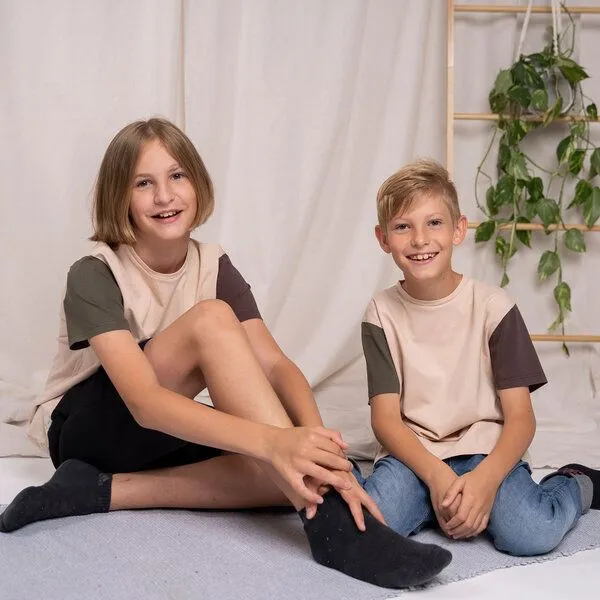Vresh Clothing Vresh Clothing Mini Avve - 3-Farbiges Kinder T-Shirt aus Biobaumwolle, Beige/olive/braun, – Produktbild 1 von 4