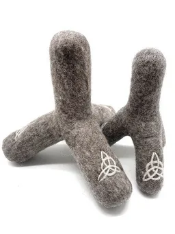 Wooliie Wooliie Triquetra Stick – handgefertigtes Spielzeug aus 100 % naturbelassener Schurwolle – Produktbild 1 von 1