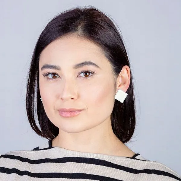 ALEXASCHA ALEXASCHA Auffällige Statement Ohrclips aus Glas | PUREFORM, Schneeweiß, – Produktbild 1 von 4