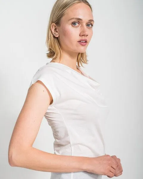 Alma & Lovis Alma & Lovis Shirt mit Wasserfall-Ausschnitt, aus Bio-Baumwolle | Short Cascade, Weiss, – Produktbild 2 von 4