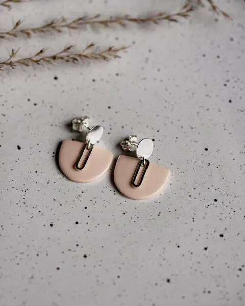 lille mus lille mus Ohrstecker 'Halbkreis Oval' aus Porzellan und 925 Silber, Apricot, – Produktbild 5 von 6