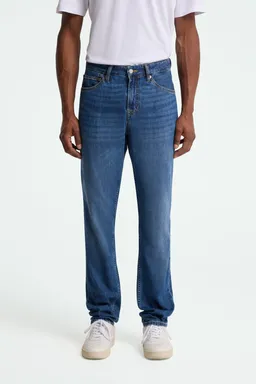 Kings Of Indigo Kings of Indigo Herren vegan Jeans Addo Tapered Mid Washed Blue – Produktbild 1 von 1