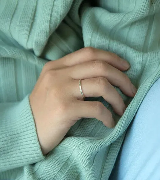 ting goods ting goods Zarter Ring gehämmert, aus Messing oder Sterling Silber – Produktbild 3 von 4