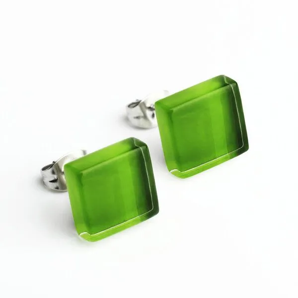 ALEXASCHA ALEXASCHA Minimalistische Ohrstecker, klein, aus Glas, Grasgrün, – Produktbild 1 von 4