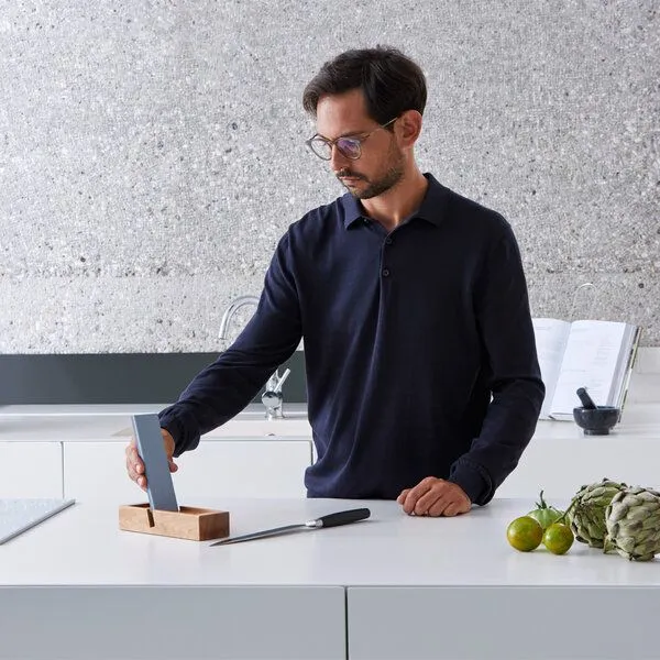 4betterdays 4betterdays Messerschärfer Kompakt mit Keramikschleifstein und Holzhalterung – Produktbild 3 von 4