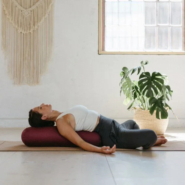 Lotuscrafts Lotuscrafts BIO Großer Yoga Bolster RESTORATIVE L mit weicher Kapokwolle gefüllt, Aubergine, – Produktbild 2 von 4