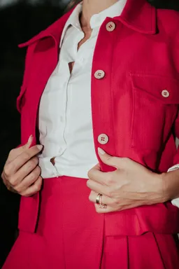 De IONESCU De IONESCU Damen vegan Jacke Sibiel Fuchsia – Produktbild 1 von 1