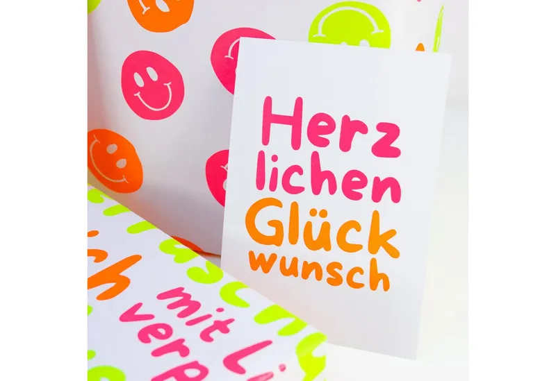 Bow & Hummingbird Bow & Hummingbird Postkarte "Herzlichen Glückwunsch" (Neon) aus Recyclingpapier – Produktbild 5 von 6