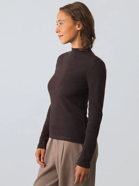 Honest Basics Honest Basics Damen Langarm Shirt mit Stehkragen aus Bio- und recycelter Baumwolle, Erdbraun, – Produktbild 3 von 4
