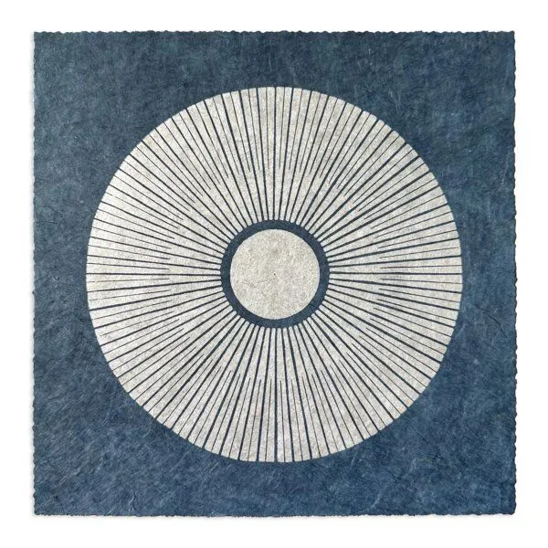 Veskor Cassiopeia Veskor Cassiopeia CENTRAL SUN Sonnen Linoldruck | 22 × 22 cm | Silber auf Indigoblau – Produktbild 1 von 4