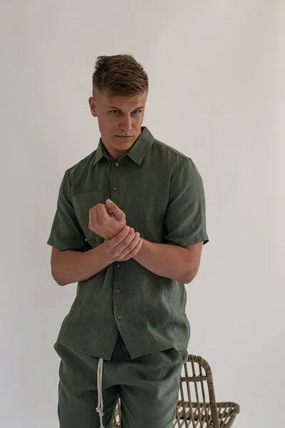 gust. gust. Herren Leinenshorts - Linen loose shorts - 100% Bio-Leinen, Pine (grün), – Produktbild 3 von 3