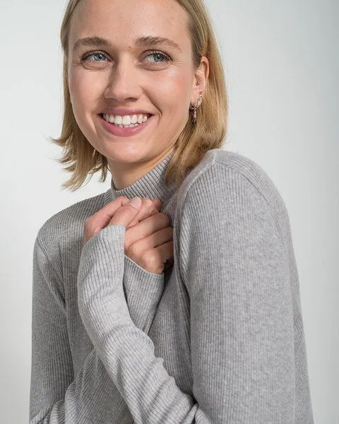 Alma & Lovis Alma & Lovis Rollkragen-Pullover aus Bio-Baumwolle | Rolli, Stone (grau), – Produktbild 4 von 4