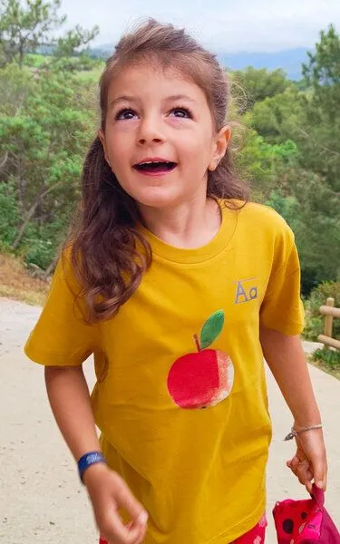 MelaDi Meladi Kinder Shirt aus Biobaumwolle - Apfel auf Ocre Gelb – Produktbild 2 von 6