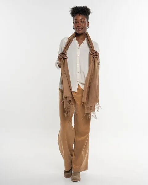 Alma & Lovis Alma & Lovis Exklusiver Schal im edlen Alpaka-Seide-Mix | Alpaca Scarf, Camel (gold-braun), – Produktbild 3 von 3