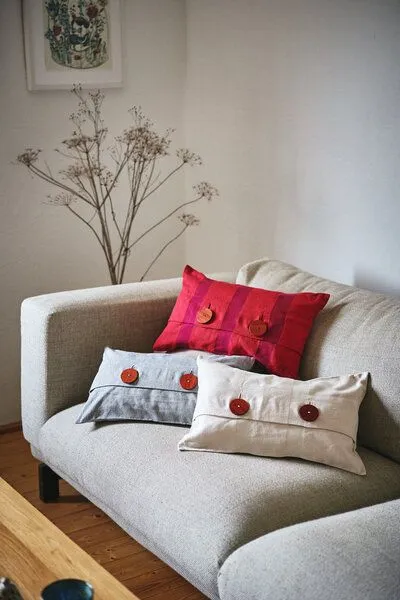 HängemattenGlück HängemattenGlück Sofakissen / Dekokissen aus reiner Bio Baumwolle (Bezug und Füllung) 50x30cm viele Farben, Amora (rot), – Produktbild 3 von 4