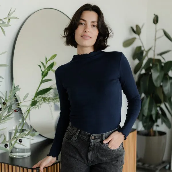 NORDLICHT NORDLICHT Geripptes Langarmshirt Lica mit kurzem Stehkragen, Dunkelblau (blau), – Produktbild 3 von 4
