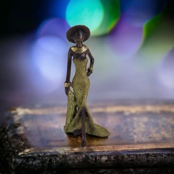 Moogoo Creative Africa Moogoo Creative Africa Bronze-Skulptur "Femme élégante avec chapeau" by Soré, Grün, – Produktbild 2 von 3