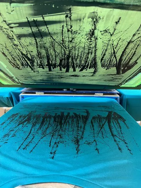 Peaces.bio - handbedruckte Biomode Peaces.bio - handbedruckte Biomode Lieber Wieder Shirt Herren Woodland, Hellblau, – Produktbild 3 von 3