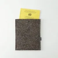 matilda k manufaktur matilda k. manufaktur Impfpasshülle Ausweishülle 'oscar' aus Filz in 4 Farben – Produktbild 1 von 1