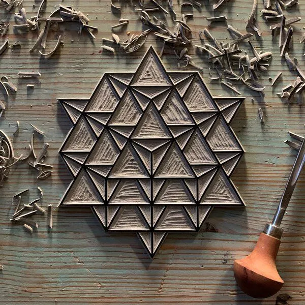 Veskor Cassiopeia Veskor Cassiopeia TETRAEDER 64 Heilige Geometrie Linoldruck | 22 × 22 cm | Kupfer auf Schwarz – Produktbild 2 von 4
