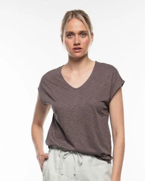 Alma & Lovis Alma & Lovis Legeres V-Shirt aus leichter Bio-Baumwolle / EcoVero | Flamé V, Raisin (lila-braun), – Produktbild 1 von 3