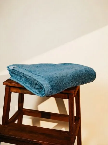 Pamukia Pamukia Premium-Frottee-Badetuch 100 × 150 cm aus GOTS-zertifizierter Bio-Baumwolle – Essence, Blau, – Produktbild 1 von 4