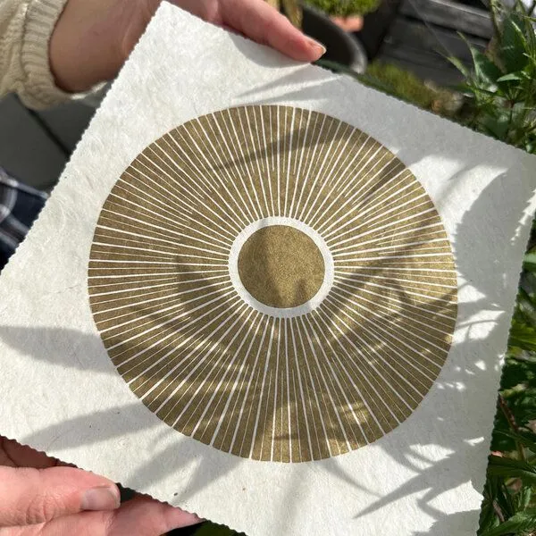 Veskor Cassiopeia Veskor Cassiopeia CENTRAL SUN Sonnen Linoldruck | 22 × 22 cm | Lichtgold auf Naturweiß – Produktbild 2 von 4