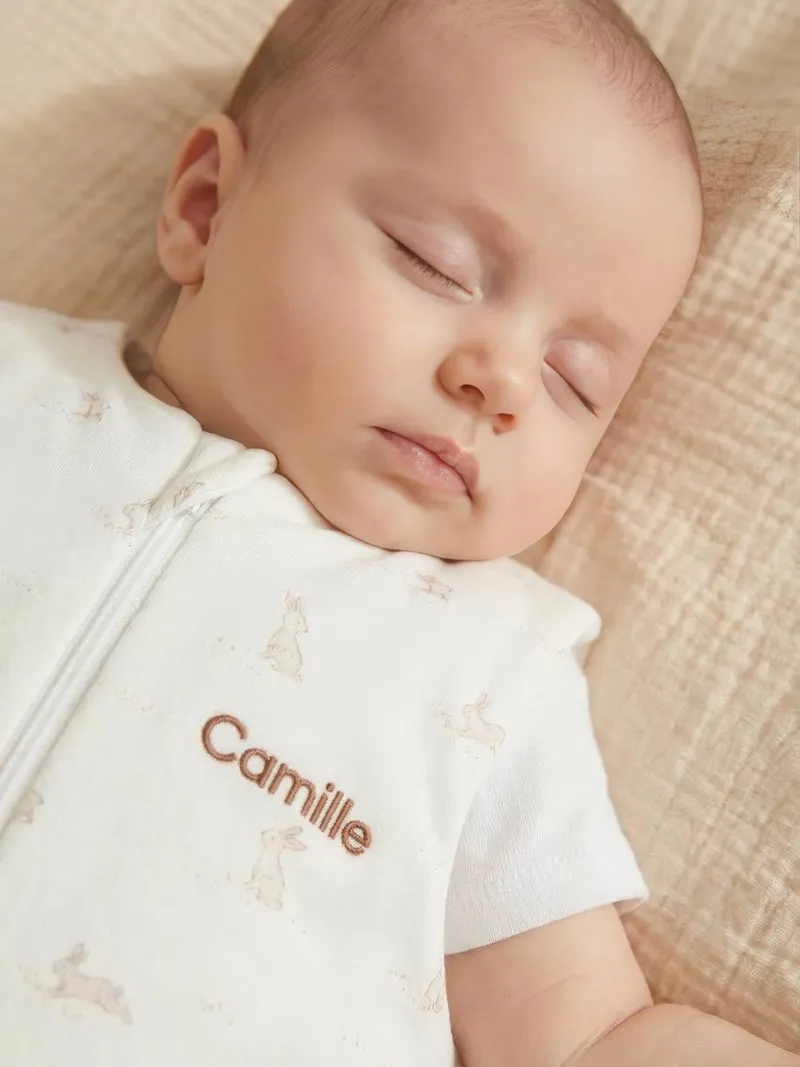 Vertbaudet Ärmelloser Baby Schlafsack HASE TOG 2, Weiß bedruckt, – Produktbild 1 von 4