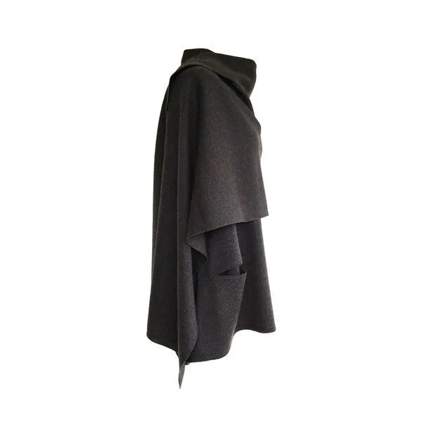 austriandesign.at austriandesign.at EIN LochSchal reversibel aus extrafeiner Merinowolle, Blaubraun/braun, – Produktbild 2 von 3