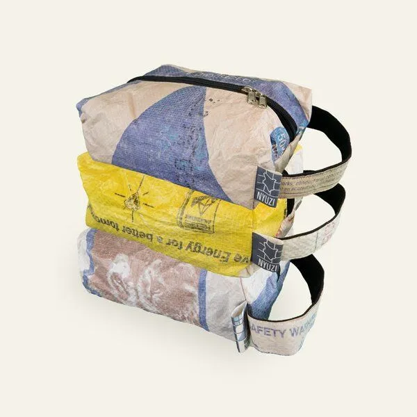Nyuzi Blackwhite Nyuzi Blackwhite Kulturbeutel aus altem Zementsack, Gelb mombasa cement, – Produktbild 2 von 4