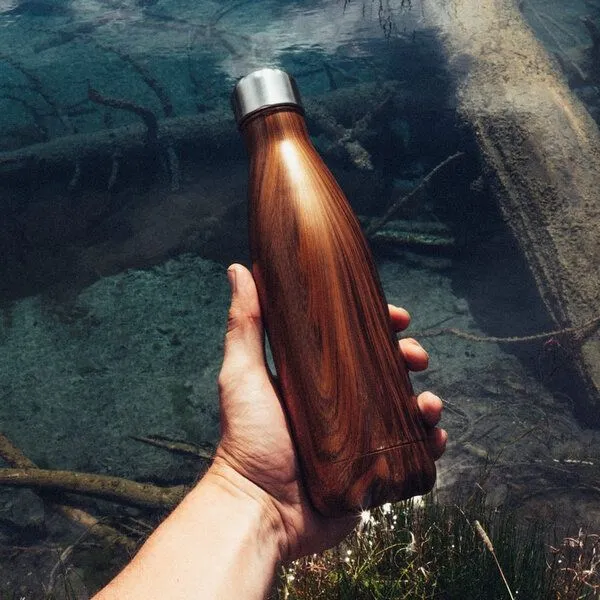 Dora's Dora's Dora’s Thermoflasche im Holz-Design (500ml) – Doppelwandig & Isoliert – Auslaufsicher – Produktbild 2 von 4
